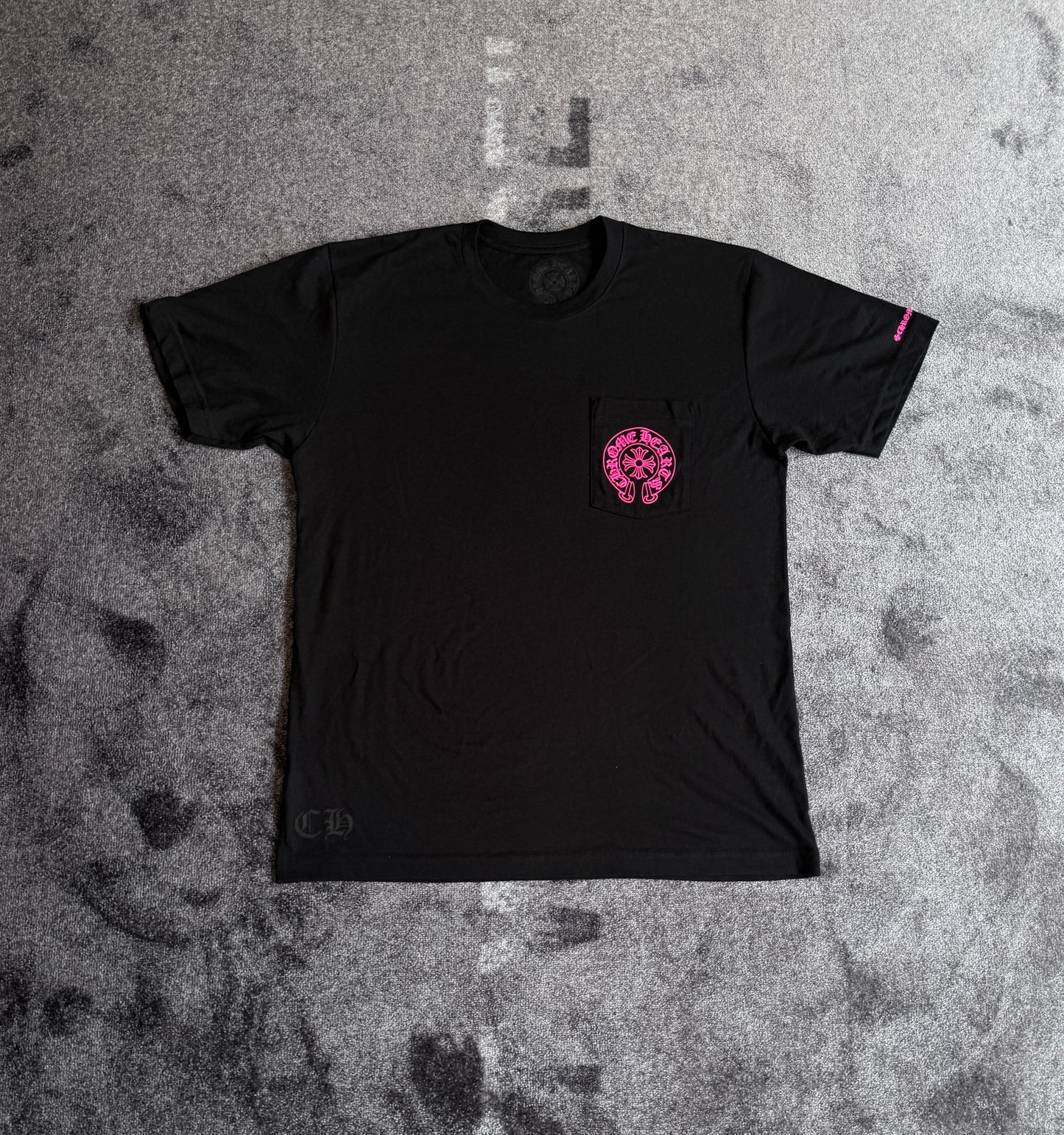 CHROME HEARTS PINK HORSESHOE SHORTSLEEVE TEE (BLACK)